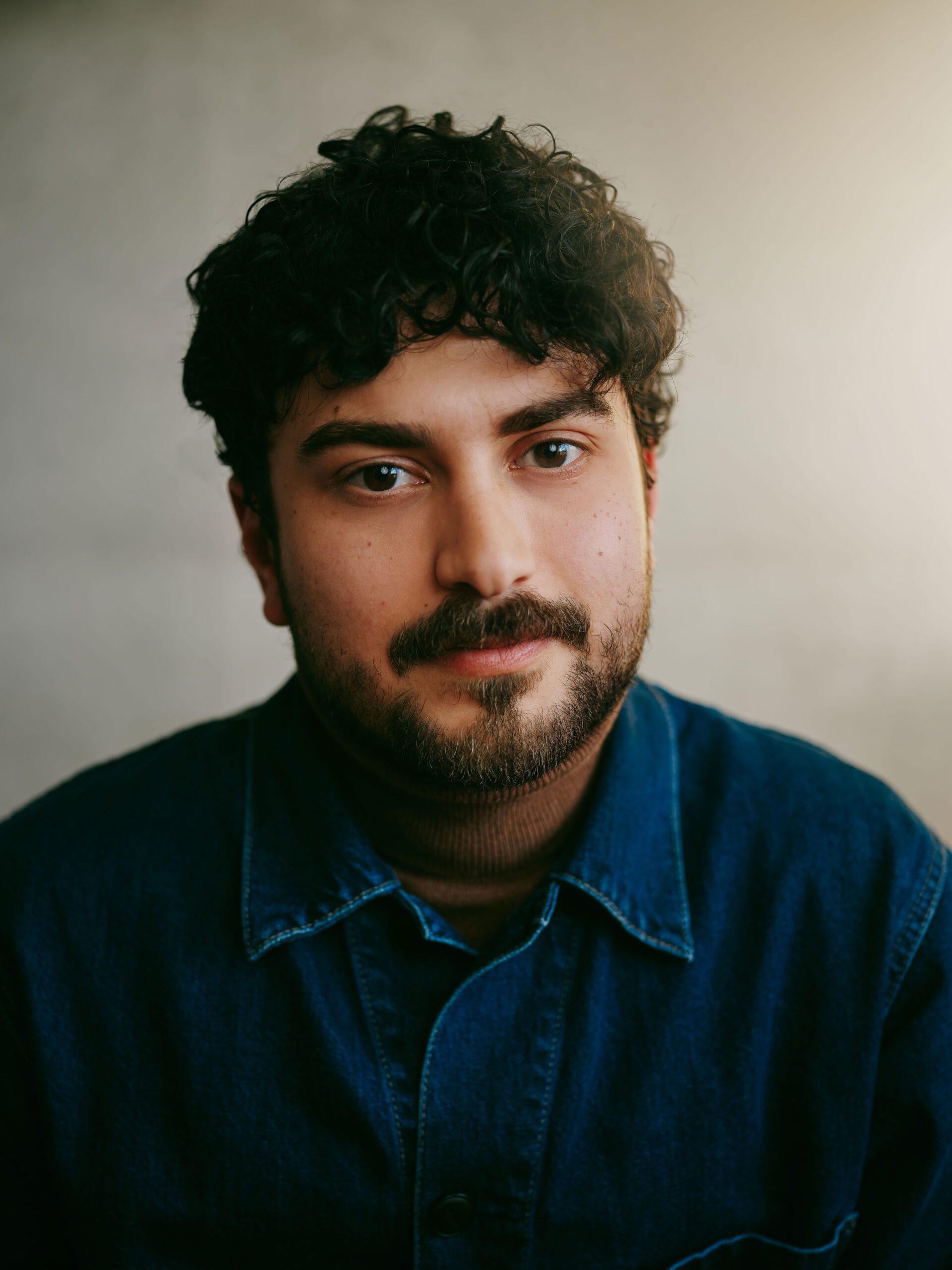 Headshot of Robert Armanyous against a grey backdrop.